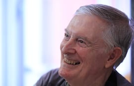 El estadounidense Robert S. Ridgely reacciona durante una visita al Biomuseo este viernes, en ciudad de Panamá (Panamá).