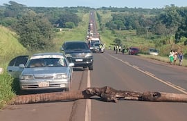 Los pobladores de la comunidad indígena Yapy protestan en la ruta PY03 con bloqueo intermitente de la vía en Yrybucuá.