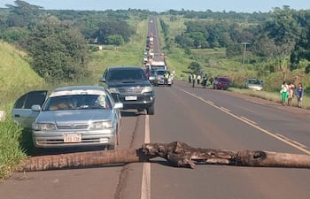 Los pobladores de la comunidad indígena Yapy protestan en la ruta PY03 con bloqueo intermitente de la vía en Yrybucuá.