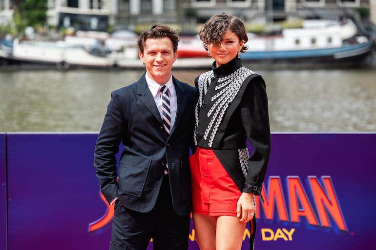 La pareja del momento, Tom Holland y Zendaya posando durante una sesión fotográfica para «Spider-Man: Brand New Day» en el Museo H'Art de Ámsterdam, Países Bajos. (EFE/EPA/SIMON LENSKENS)
