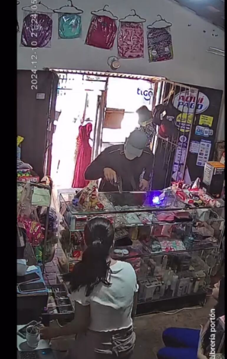 Arma en mano, el asaltante insiste a la víctima que entregue todo el dinero que tenía en efectivo.
