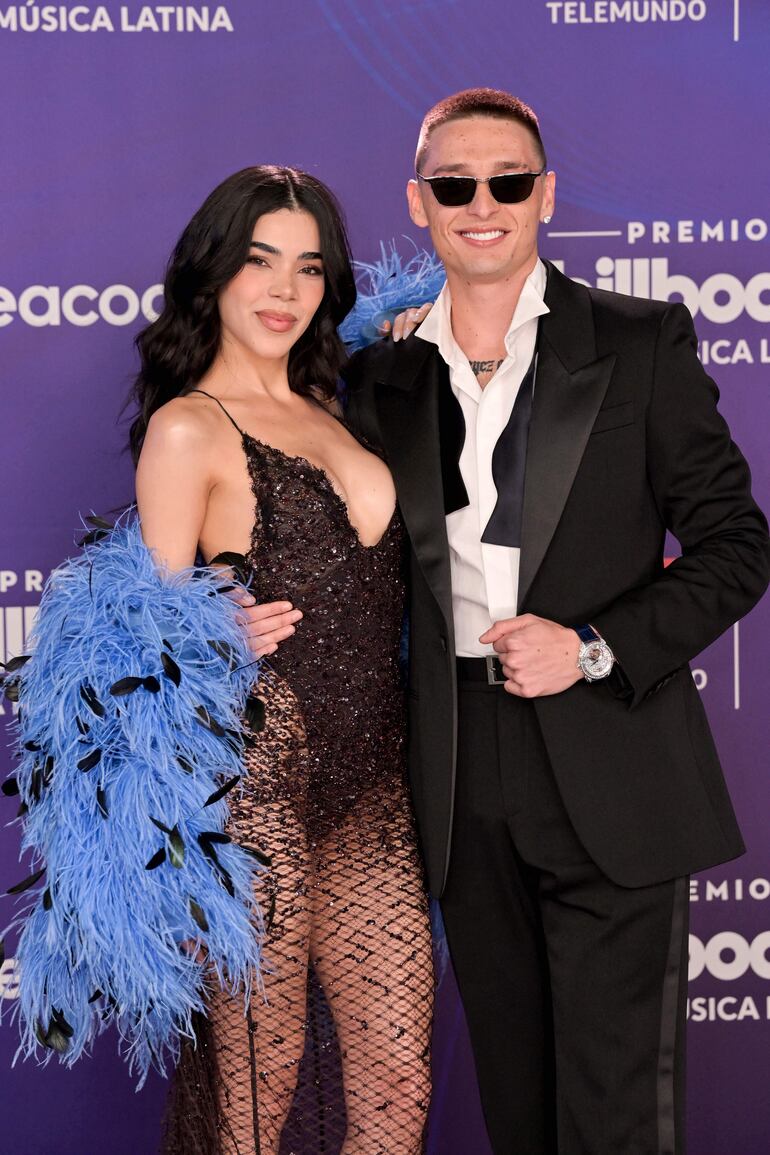 Kenia Os y Peso Pluma lucieron así de radiantes en los Premios Billboard de la Música Latina. (Ivan Apfel/Getty Images/AFP)

