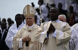 El papa Leó XIV llega al estadio Japoma en Duala, Camerún, para celebrar una misa.
