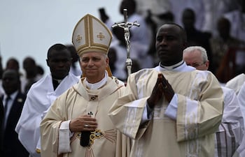 El papa Leó XIV llega al estadio Japoma en Duala, Camerún, para celebrar una misa.
