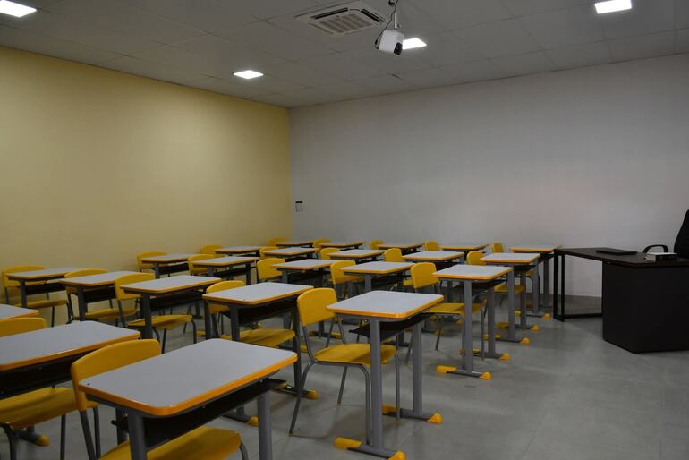Otra de las aulas refaccionadas y equipadas en el Colegio Nacional Juana María de Lara.
