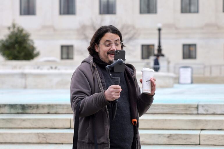 Creadores de contenido se acercan a la sede de la Corte Suprema de Estados Unidos para hacer transmisiones en vivo en la plataforma.