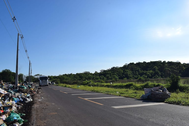 El vertedero, ubicado a unos 7 kilómetros, en el desvío hacia la zona de la alcoholera, opera sin licencia ambiental y se encuentra frente al histórico Cerro Mba’e de Paraguarí.