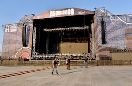 Uno de los principales escenarios ya montados, listo para el ajuste de luces.