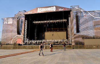 Uno de los principales escenarios ya montados, listo para el ajuste de luces.