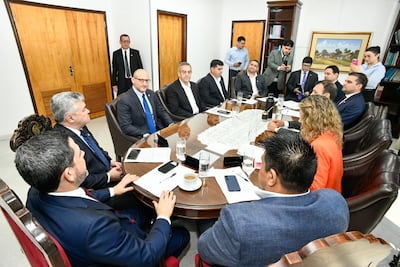 El encargado de negocios de la embajada de EE.UU. en Paraguay, Robert Alter (1º I) hizo la semana pasada lobby a favor.