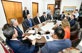 El encargado de negocios de la embajada de EE.UU. en Paraguay, Robert Alter (1º I) hizo la semana pasada lobby a favor.