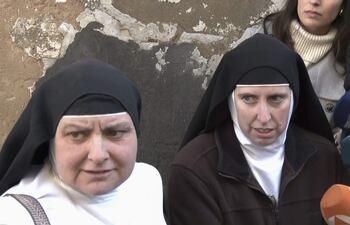 Captua de video muestra unas monjas del monasteriode Belorado un día después de que la exabadesa Laura García de Viedma (no visible en la foto) y otra exmonja del monasterio de Belorado, detenidas este jueves por la Guardia Civil, vendían a través de internet obras de gran valor artístico del convento, entre ellas una figura de San Antonio de Padua del siglo XVII, hechos por los que también ha sido arrestado un anticuario de León.