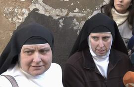 Captua de video muestra unas monjas del monasteriode Belorado un día después de que la exabadesa Laura García de Viedma (no visible en la foto) y otra exmonja del monasterio de Belorado, detenidas este jueves por la Guardia Civil, vendían a través de internet obras de gran valor artístico del convento, entre ellas una figura de San Antonio de Padua del siglo XVII, hechos por los que también ha sido arrestado un anticuario de León.