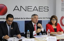 La presidenta de la Aneaes, Dina Matiauda, el ministro de Educación, Luis Ramírez y el viceministro de Educación Superior, Federico MorA.