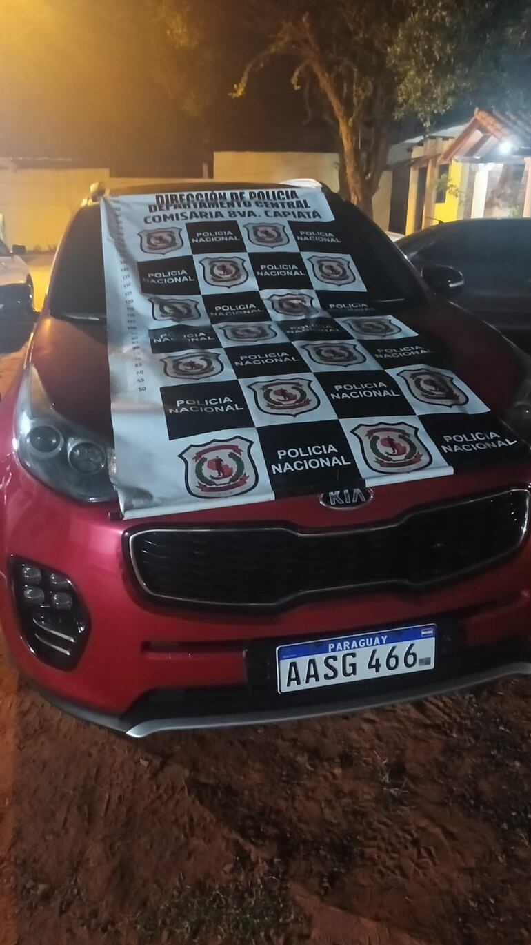 El vehículo en que estaba circulando los sospechosos, también quedó en la citada unidad policial.