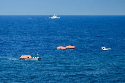 Embarcaciones turcas de rescate zarpan del puerto de Kyrenia para asistir en el sitio del naufragio.