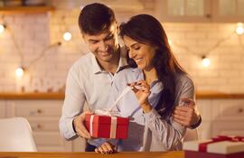 Pareja con regalos por el Día de los Enamorados.