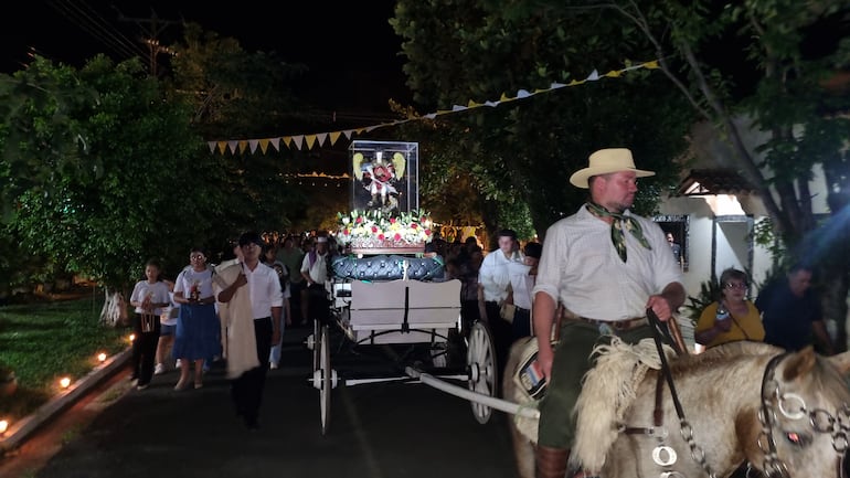 Fieles sanmiguelinos acompañaron la imagen de San Miguel Arcángel durante la tradicional Procesión de las Luces de la Esperanza por las calles de la ciudad.