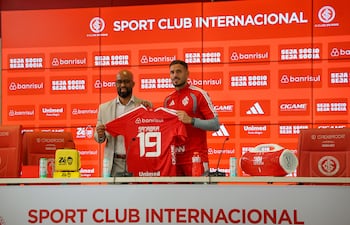 Antonio "Toni" Sanabria y Fabinho Soldado posaron para las fotos con sus carnés de socio y camisetas del club Internacional de Porto Alegre. /Fotos: Ricardo Duarte