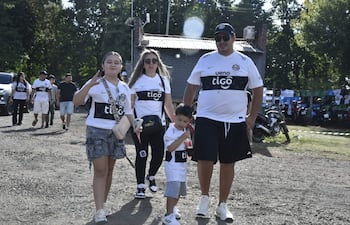 Los hinchas franjeados van llegando al estadio Antonio Aranda, que albergará el duelo entre Sportivo Ameliano y Olimpia por la octava ronda del torneo Apertura 2026.
