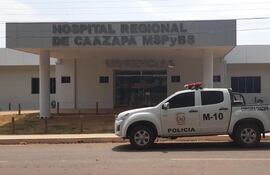 aparece una patrullera de la comisaría 1ª de la ciudad de Caazapá estacionada frente al Hospital Regional local, que presentaba un panorama casi desértico, sin  gente en los alrededores.