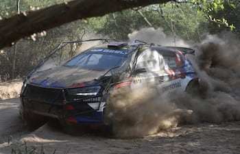 El Skoda Fabia RS Rally 2 de Migue Zaldívar durante la Etapa 1 del Rally del Chaco 2025.