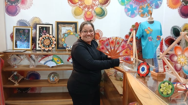 La artesana Liliana Alfonso atiende en el horario de la tarde de 12:30 a 17:00, ella incluso puede enseñar a tejer el ñandutí.