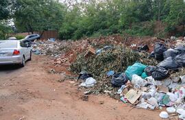 Basuras sobre Ybapuru y Rodríguez Alcalá, límite entre Asunción y Lambaré.