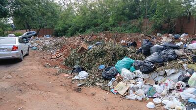 Basuras sobre Ybapuru y Rodríguez Alcalá, límite entre Asunción y Lambaré.
