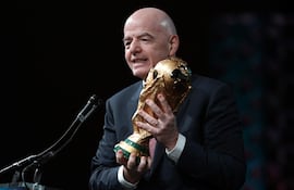 El presidente de la FIFA, Gianni Infantino, sostiene el Trofeo de la Copa Mundial de la FIFA mientras se dirige a la reunión de invierno de la Conferencia de Alcaldes de los Estados Unidos.