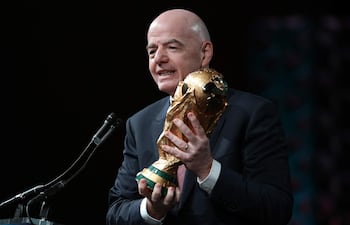 El presidente de la FIFA, Gianni Infantino, sostiene el Trofeo de la Copa Mundial de la FIFA mientras se dirige a la reunión de invierno de la Conferencia de Alcaldes de los Estados Unidos.
