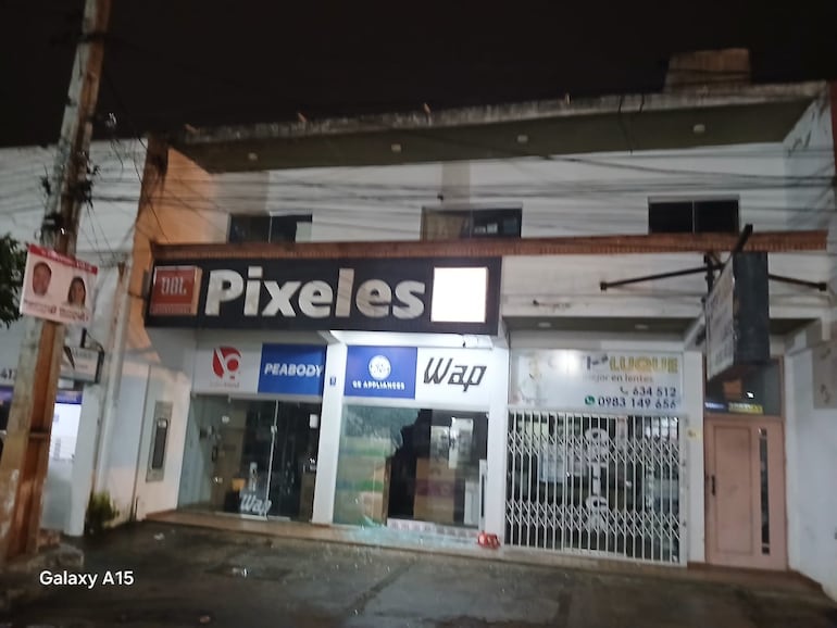 La puerta del establecimiento comercial ataca quedó completamente destrozada.