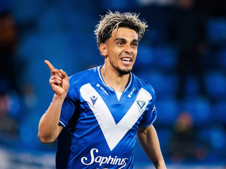 El paraguayo Ronaldo Martínez, futbolista de Vélez Sarsfield, celebra un gol en el partido frente a Tigre por la fecha 10 del torneo Clausura 2026 de la Liga Profesional de Argentina en el estadio José Amalfitani, en Buenos Aires, Argentina.