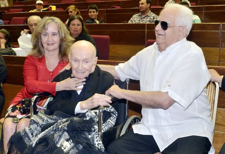 Quemil Yambay (derecha) durante el acto en el que recibió el Premio Nacional de Música junto al recordado guitarrista Cayo Sila Godoy, en el año 2013.