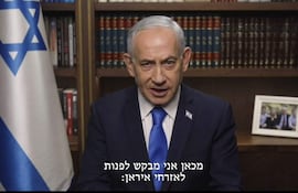 Captura de video del primer ministro israelí, Benjamín Netanyahu, en un videomensaje difundido coincidiendo con el aviso de que Irán ha respondido con misiles al ataque israelí en su territorio, afirmó que el ataque conjunto con EE.UU. lanzado este sábado contra Irán tiene el objetivo de "eliminar la amenaza existencial que representa" el régimen iraní.
