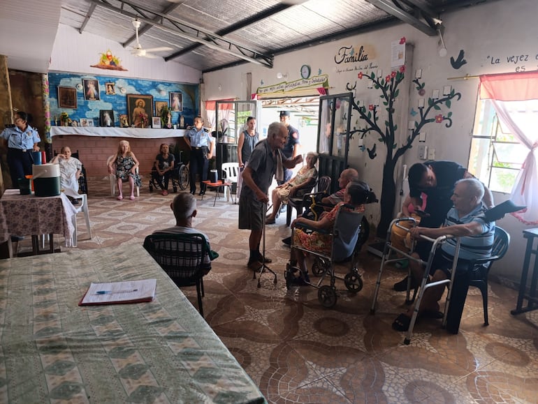 “Chipa apo policial”: agentes de Guairá llevan tradición y solidaridad a niños y adultos mayores