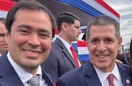 Rodrigo Gamarra y Jazmín Narvaez sonríen en eventos patrios, con fondo decorado en rojo, blanco y azul.
