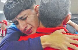 El abrazo fraterno que recibe Lucas Gómez, que no puede evitar soltar algunas lágrimas. Este lunes a la llegada de los mundialistas.