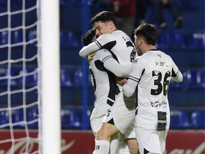 Los jugadores de Tacuary celebran un gol en el partido frente a General Caballero de Juan León Mallorquín por la quinta fecha del torneo Clausura 2024 del fútbol paraguayo en el estadio Luis Alfonso Giagni, en Villa Elisa.