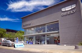 Sobre Avda. Artigas 2207 se encuentra el renovado showroom de Geely, disponible para ver todo lo que ofrece la marca en el país.