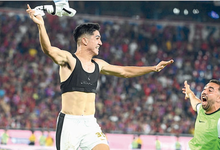 Luis Carlos
Abreu (21) da
rienda suelta
a su emoción
tras marcar
en tiempo
adicional el
gol de la
victoria de
Olimpia sobre
Cerro Porteño
por 2-1, en La
Nueva Olla.