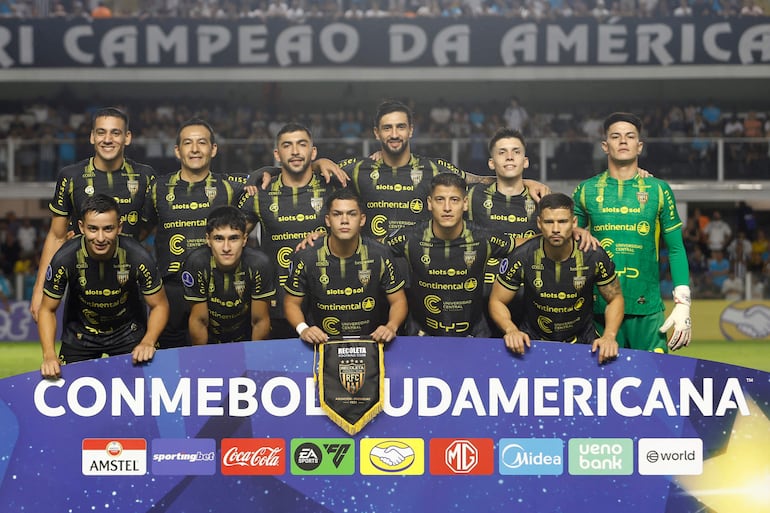 Jugadores de Recoleta FC posan para una foto antes del comienzo del partido de fútbol de la fase de grupos de la Copa Sudamericana ante Santos de Brasil, en el estadio Urbano Caldeira de Santos, estado de Sao Paulo, Brasil.