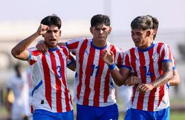 Los jugadores de la selección de Paraguay celebran un gol en un amistoso previo al Mundial Sub 17 Qatar 2025.