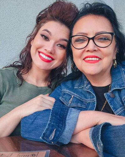 La cantante y compositora Giuliana Mendizza en compañía de su madre Berta.