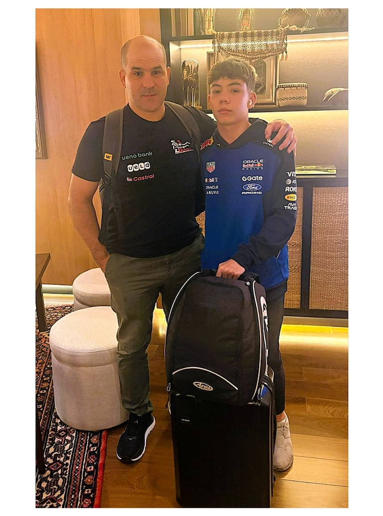 Sebastián Galeano (derecha) y su padre Itor Galeano, momentos antes de la partida rumbo al viejo continente.