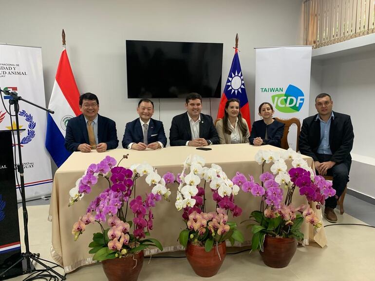 El presidente del Senacsa, con el embajador de Taiwán en Paraguay, José Chih - Chen Han, con el jefe de la Misión Técnica de Taiwán en Paraguay, Ing. Jiunn - Shyan Jou, con otras personalidades, este lunes, durante la entrega de equipos de secuenciación de genómas al ente, por parte del Taiwán.