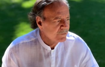 "Saqué fuerzas que no tenía con la música que me daba una guitarra", recordó Julio Iglesias 55 años después del accidente que sufrió.