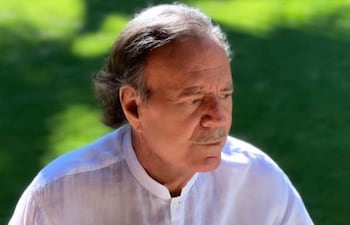 "Saqué fuerzas que no tenía con la música que me daba una guitarra", recordó Julio Iglesias 55 años después del accidente que sufrió.