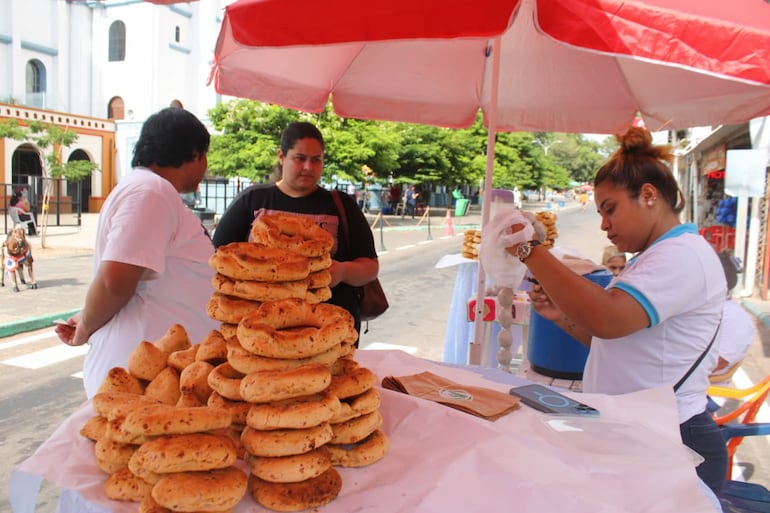 María Bogado, quien desde hace años vende la tradicional chipa junto a su madre, que también se llama María, señaló que los fines de semana hay más ventas y espera que estas mejoren durante la Semana Santa.