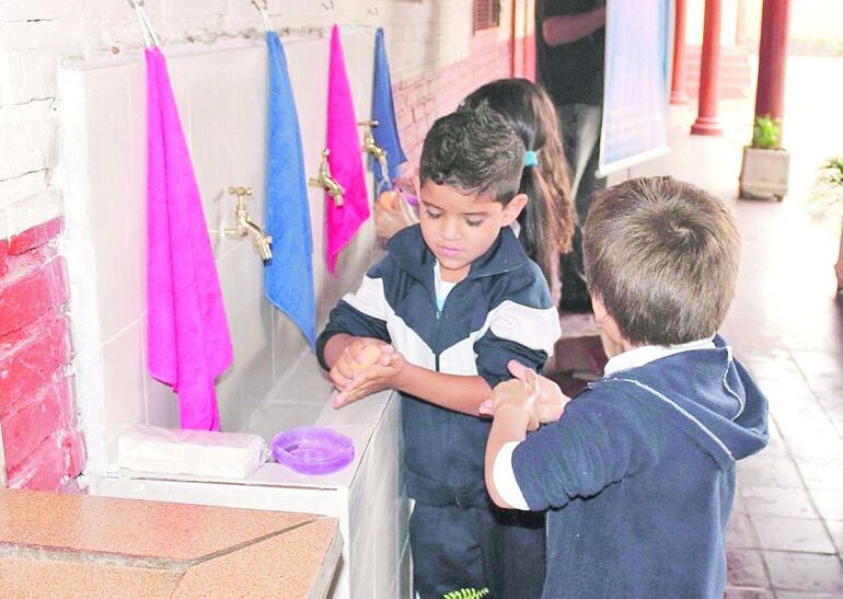 El lavado de manos frecuente es la barrera número uno contra la diseminación del meningitis, resaltan. 